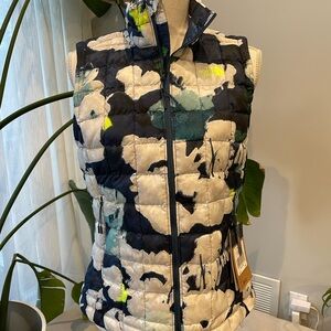 The North Face Abstract Puffer Vest Size Small (but can fit a Medium)